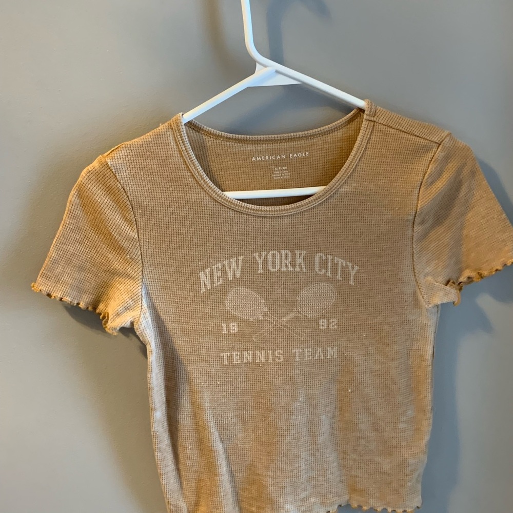 Beige “New York City Tennis Team” tee.